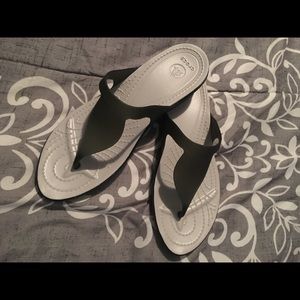 Women’s CROCS flip flops 9 W